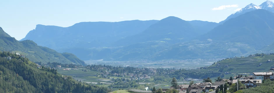 Riffian mit Blick ins Etschtal Riffian mit Blick ins Etschtal
