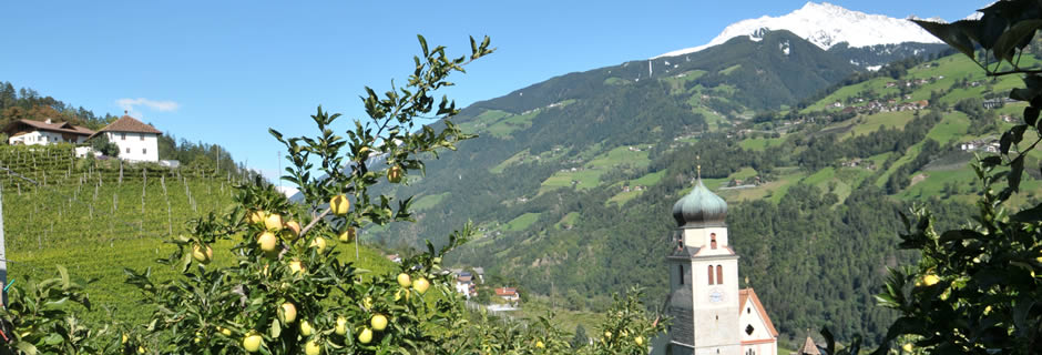 Kirche und Roesslhof Kirche und Roesslhof