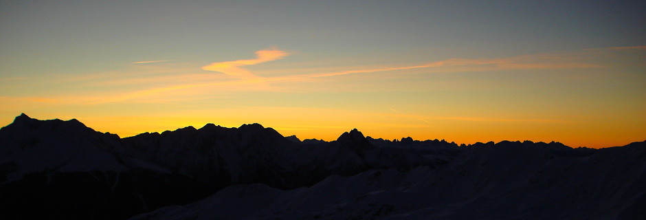 Bestaunen Sie die Schönheit eines Sonnenunterganges in den Bergen